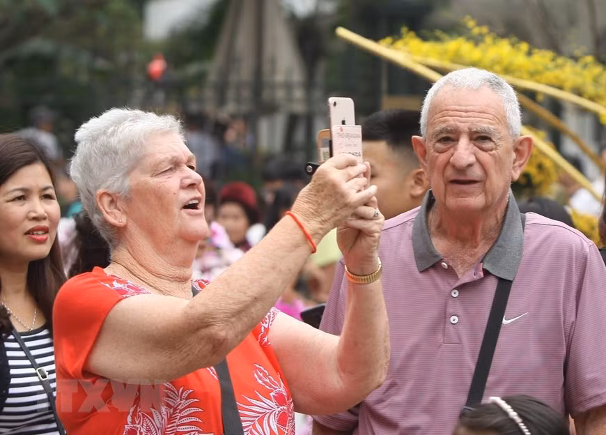 The festival attracts foreign visitors (Photo: VNA)