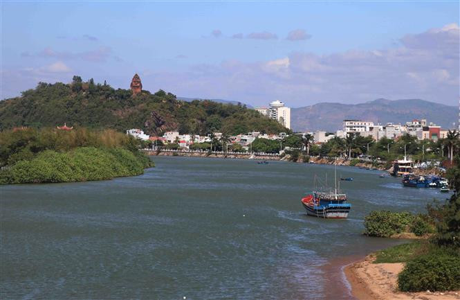 Nhan Tower was built by the Cham from the 10th to 13th century at Nhan Mountain on the Ba River side in Ward 1 in Tuy Hoa City. It is a quadrangle with four 23.5m high sides (Photo: VNA)
