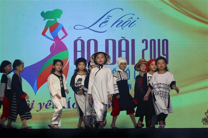 Ao Dai perfomance at the closing ceremony (Photo: VNA)