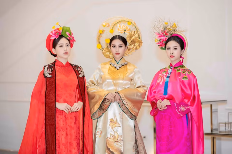 Miss Vietnam 2018 top 3 in royal-style Ao Dai (Photo: VNA)