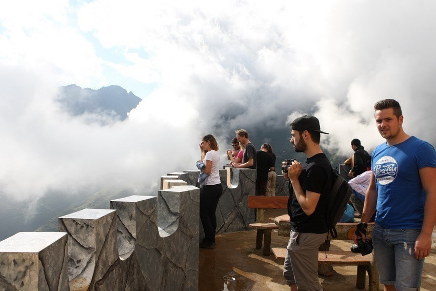 Foreign tourists on Ma Pi Leng pass, Dong Van Karst Plateau (Photo: VNA)