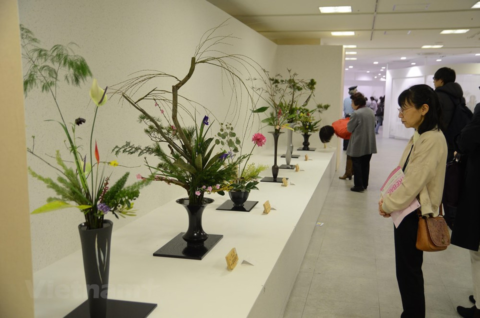 The five-day exhibition features hundreds of flower works, including those arranged by members of the Ikenobo family, especially the 45th headmaster Ikenobo (Photo: VNA)