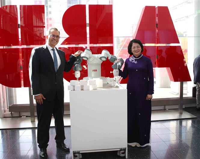 Vice President Dang Thi Ngoc Thinh (R) meets Sami Atiya, ABB Group's President of Robotics &amp; Discrete Automation (L) (Photo: VNA)
