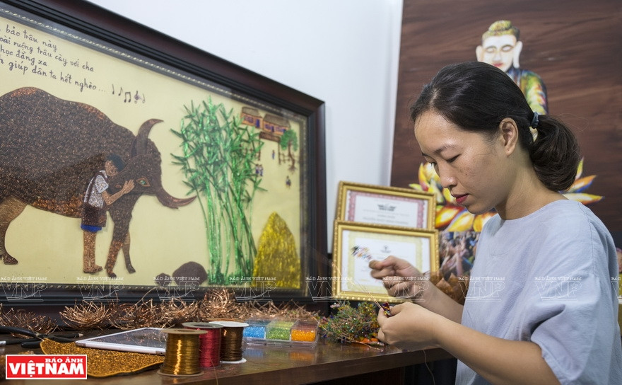 Nguyen Nhat Minh Phuong is a pioneeer in making handicraft items from copper wires (Photo: VNA)