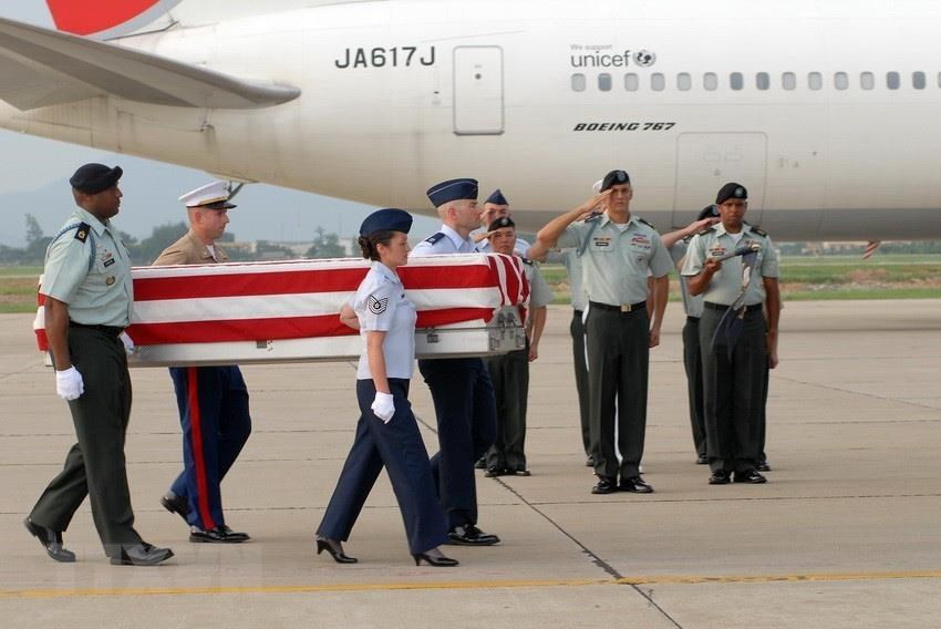 A ceremony to hand over 3 sets of remains of US soldiers during the war in Vietnam, Noi Bai International Airport (Hanoi), July 23, 2010. This is the 115th delivery of the remains of US soldiers to the United States (Photo: VNA)