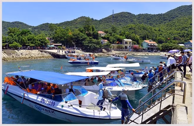 In the core of the reserve, over the past 10 years, the sea preservation and environment protection have always been a focus of attention from residents and administration (Photo: VNA)