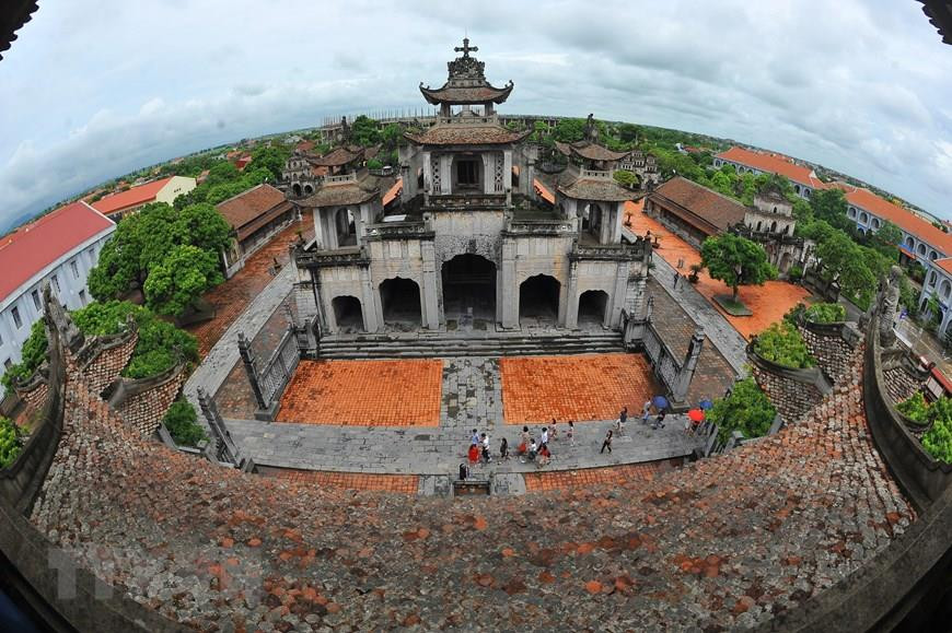 Phat Diem Stone Cathedral’s design is different from other Roman Catholic cathedrals across the world. It is a harmonious combination of traditional pagoda architecture of Vietnam mixed with the Gothic style of Christian architecture (Photo: VNA)