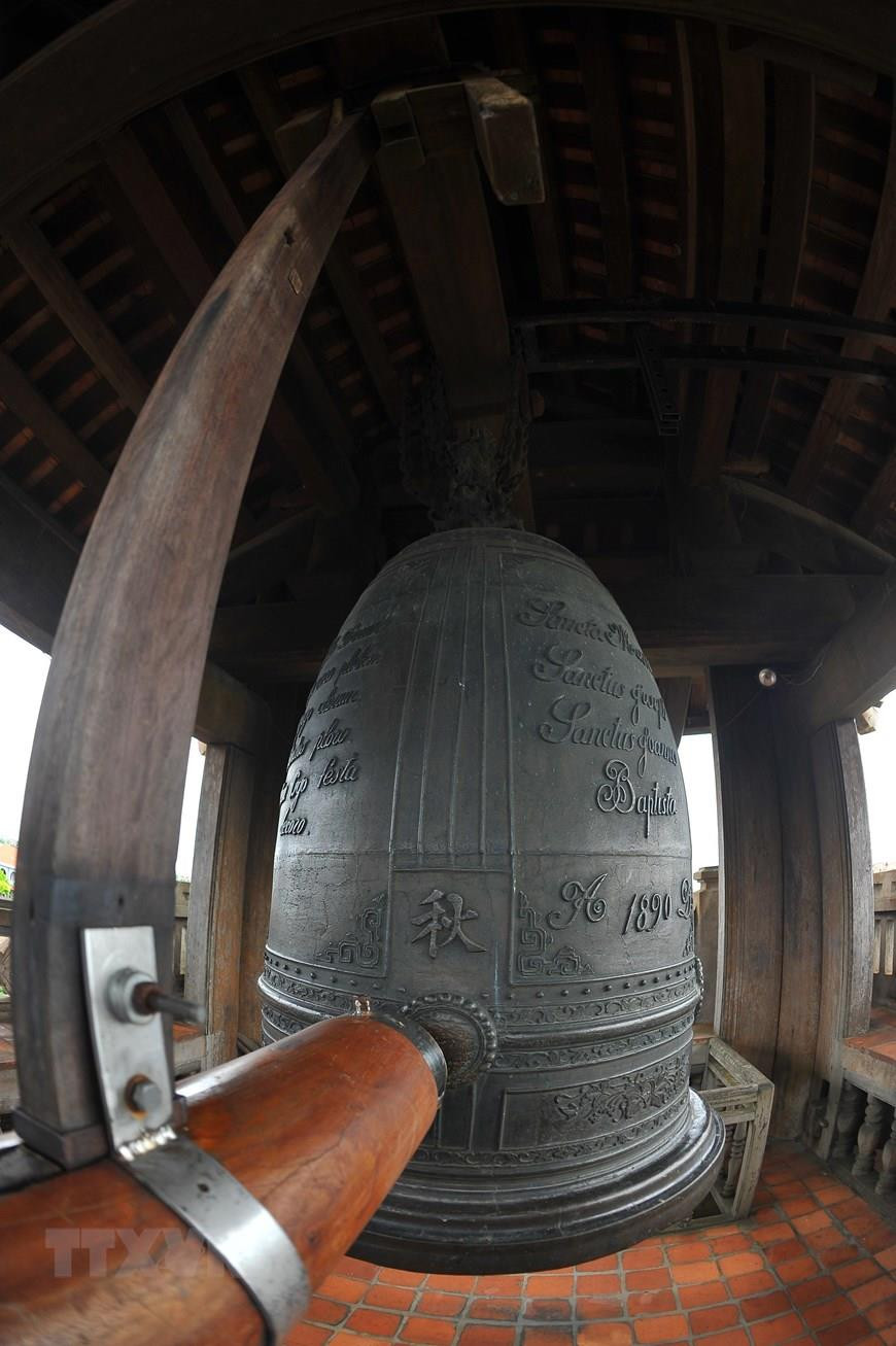 On the top floor, there is a two-tonne bronze bell, which was cast in 1890s. According to local people, the bell’s echo can be heard across three neighbouring regions (Photo: VNA)