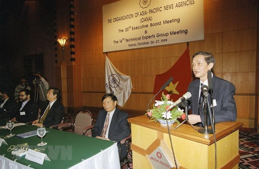VNA General Director Ho Tien Nghi delivers a welcome speech at the opening session of the 20th OANA Executive Board Meeting and the 14th Technical Experts Group Meeting held in Hanoi on October 26-27, 1999 (Photo: VNA)