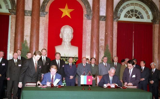 President Le Duc Anh and Ukraine’s President Leonid Kuchma sign a cooperation agreement between the two nations, Hanoi, April 8, 1996 (Photo: VNA)