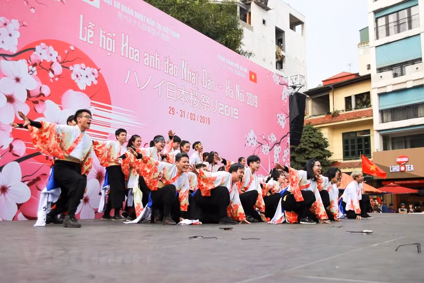 The festival lasts for one more day, until 10pm of April 1 instead of March 31 (Photo: VNA)