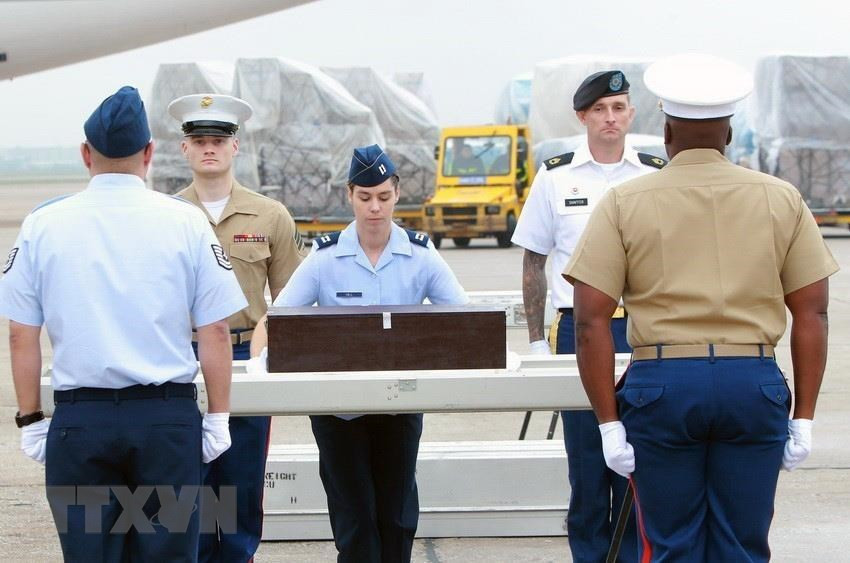 A ceremony to hand over 3 sets of remains of US soldiers during the war in Vietnam, Noi Bai International Airport (Hanoi), July 23, 2010. This is the 115th delivery of the remains of US soldiers to the United States (Photo: VNA)
