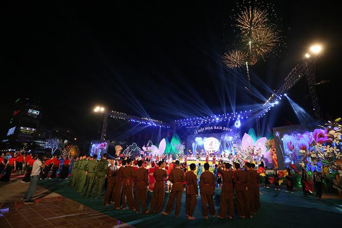 The festival features fireworks display (Photo: VNA)