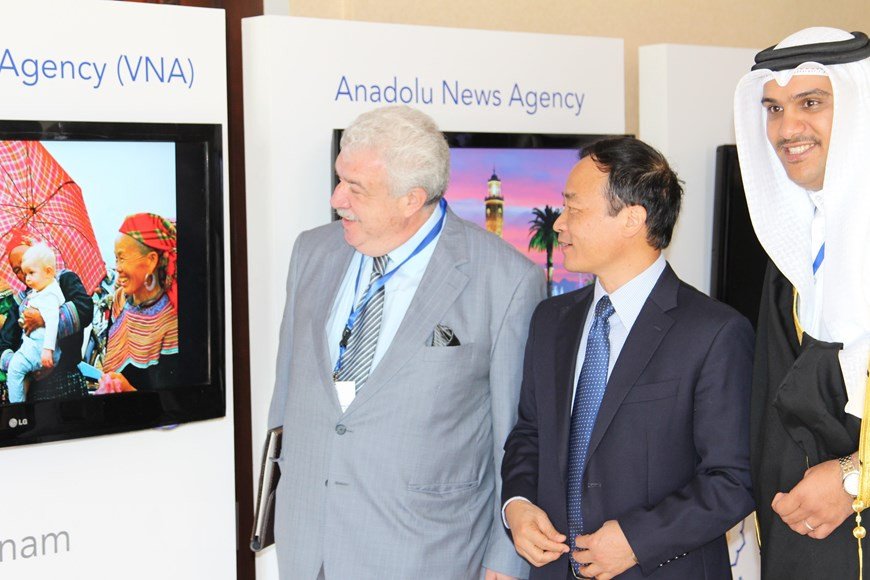 VNA Deputy General Director Le Duy Truyen (C) introduces to OANA Secretary General Mikhail Gusman (L) and General Director of Bahrain’s News Agency Muhannad Solaiman (R) VNA photos displayed at the 37th OANA Executive Board Meeting in Manama, Bahrain from June 16-17, 2014 (Photo: VNA)