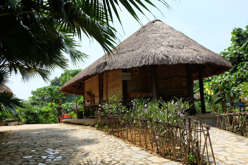 Ta Oi people’s stilt houses are long - they used to run hundreds of meters long, occupied by many couples and their children (each known as a hep). In each hep of the house, there are separate compartments for private families (Photo: VNA)