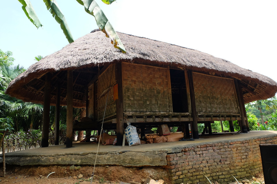 The roofs have two round ends curved toward the gables, with a carved finial called khau cut at the top (Photo: VNA)