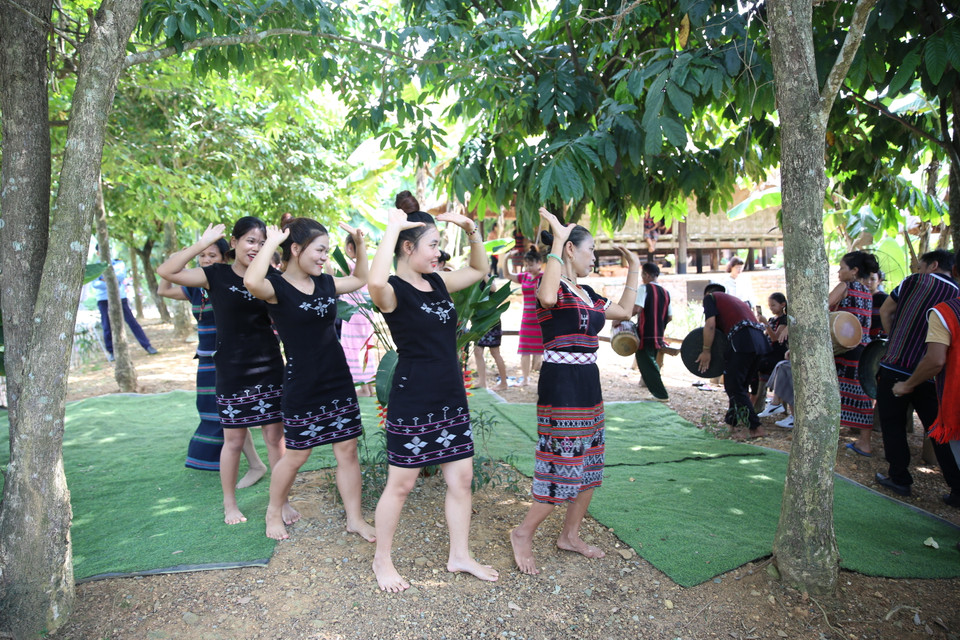 Ram A Zut, a folkore dance of Ta Oi ethnic group (Photo: VNA)