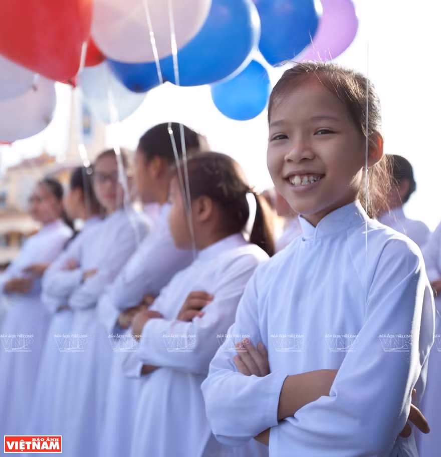 Children from Cao Dai families are taught to be kind and rightenous (Photo: VNA)