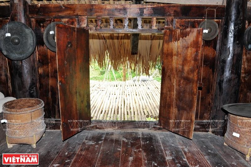 The main entrance door of a Nha Lang. In front is a khap, a bamboo floor for drying rice, maize, and clothing (Photo: VNA)