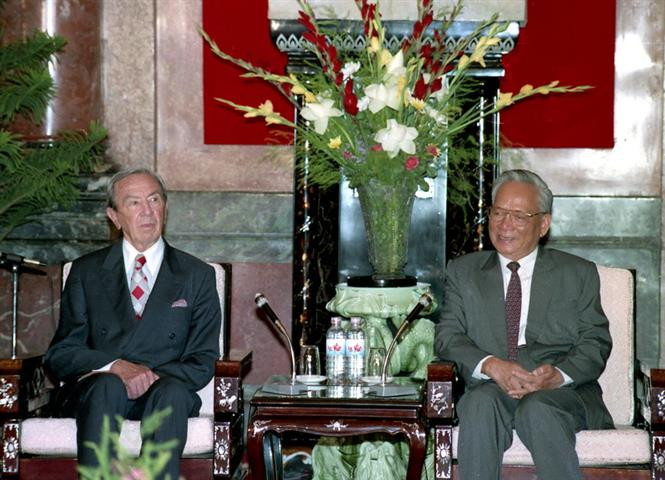President Le Duc Anh welcomes US Secretary of State Warren Christopher, Hanoi, August 5, 1995 (Photo: VNA)