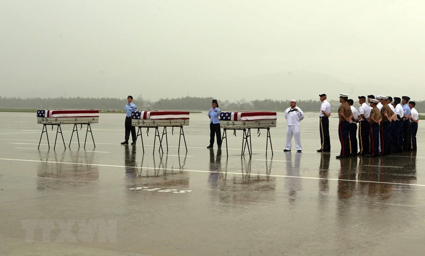 The US DPAA in coordination with the Vietnamese Office For Seeking Missing Persons (VNOSMP) held the repatriation ceremony for 3 set of remains of US military personnel, Da Nang international airport, December 11, 2018. This is the 147th time Vietnam has handed over the remains of US soldiers (Photo: VNA)