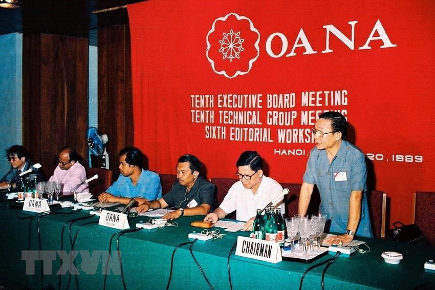 VNA General Director Dao Tung addresses the opening ceremony of the 10th OANA Executive Board Meeting taking place in Hanoi from June 17-19, 1989 (Photo: VNA)