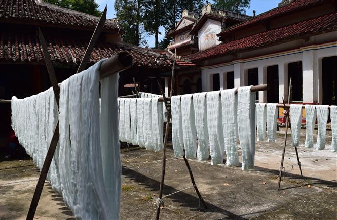 Scarf weaving trade village in Long Khanh A commune, Hong Ngu district, the southern province of Dong Thap was once on the brink of falling into oblivion (Photo: VNA)