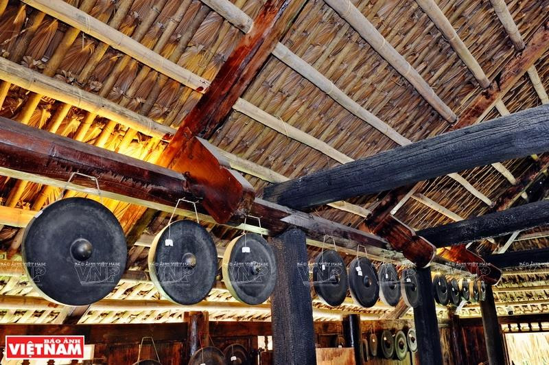 Gongs are displayed to decorate a Nha Lang (Photo: VNA)