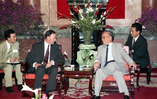 President Le Duc Anh welcomes Australian Prime Minister Paul Keating, Hanoi, April 11, 1994 (Photo: VNA)