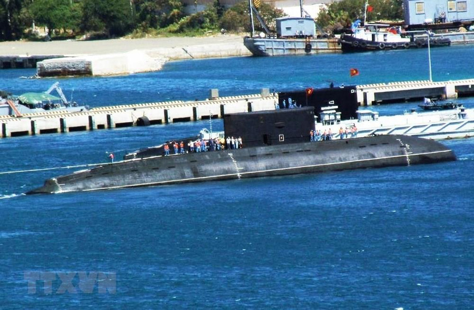 Russia has already handed over Vietnam six submarines. They are 636th kilo-class modern submarines with the quietest engine in the world and are the best choice for reconnaissance and patrols (Photo: VNA)