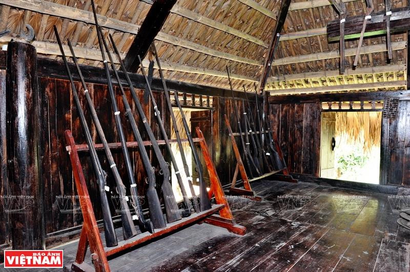 Old rifles are hung in the main part of the house (Photo: VNA)
