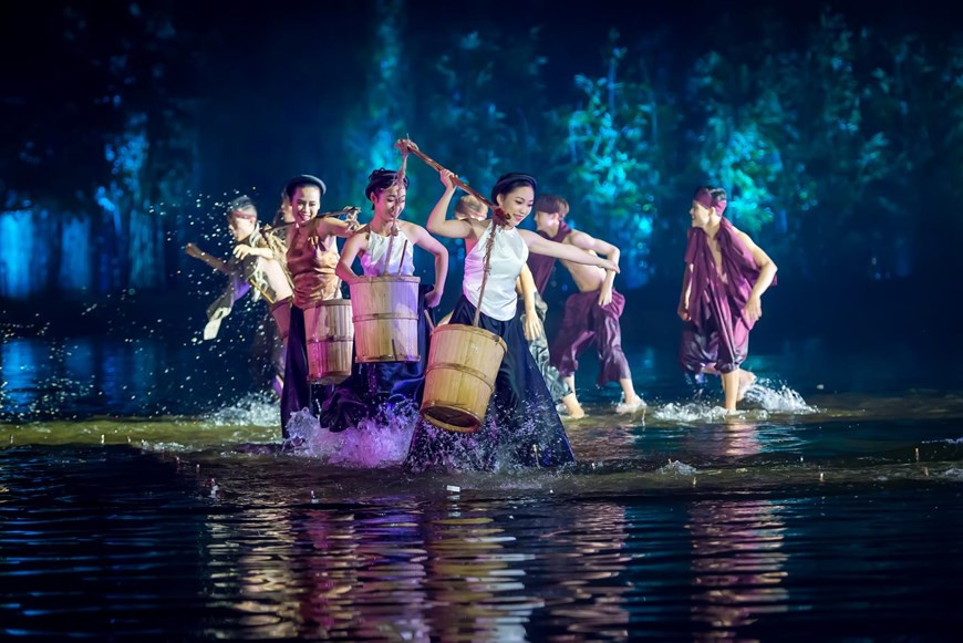 The 60-minute show depicts peaceful landscapes and the unique heritage of the northern region as well as Vietnamese history and culture from a contemporary perspective, portrayed with the help of hundreds of performers, an interactive stage and state-of-the-art technology (Photo: VNA)
