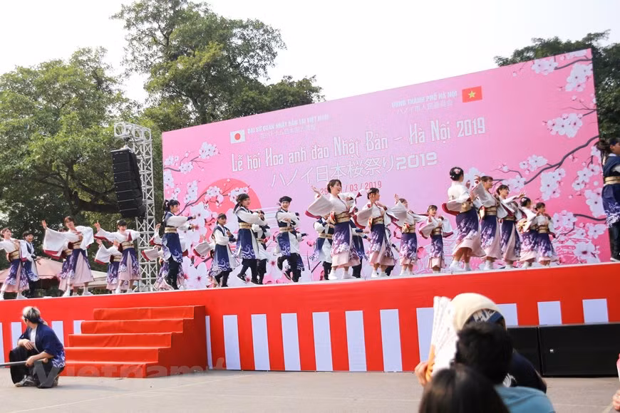 About 700 Japanese artists participate in performing Yosakoi dance at the festival (Photo: VNA)