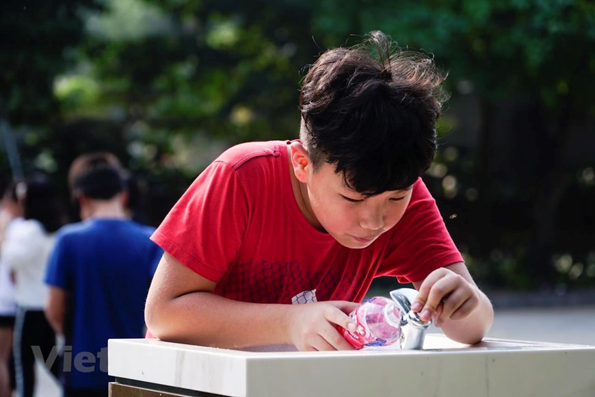 Free public water is also hoped to help reduce the discharge of plastic bottles to the environment (Photo: VNA)