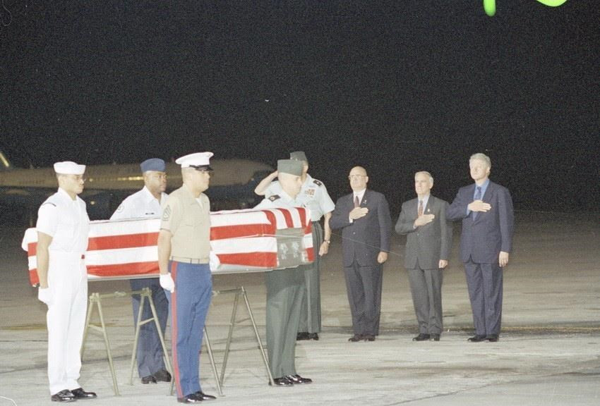 US President Bill Clinton attends a ceremony to receive the remains of three US soldiers handed over by the Vietnamese missing people searching committee at Noi Bai International Airport (Hanoi) November 18, 2000, during his official visit to Vietnam (Photo: VNA)