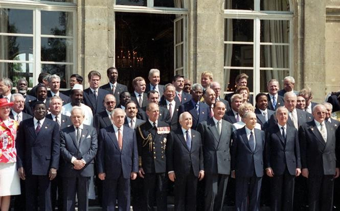 President Le Duc Anh along with heads of 50 nations attending the 50th anniversary of victory over facism, France, May 7, 1995 (Photo: VNA)
