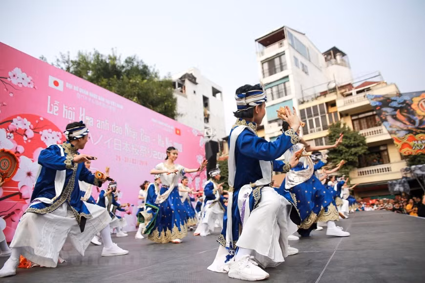 Yosakoi dance performances at Japanese cherry blossom festival in Hanoi (Photo: VNA)
