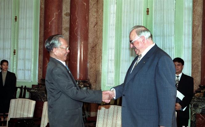 President Le Duc Anh receives Chancellor of Prime Minister Helmut Kohl in Hanoi, November 17, 1995 (Photo: VNA)