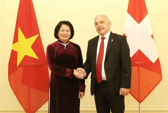 Swiss President Ueli Maurer welcomes Vice President Dang Thi Ngoc Thinh, Bern, July 3 (Photo: VNA)