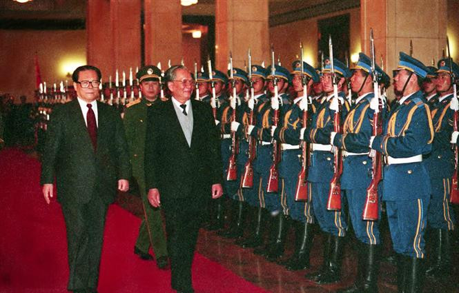 President Le Duc Anh (R) and Chinese President Jiang Zemin inspect the guard of honour during the former’s official friendship visit to China, Beijing, November 9, 1993 (Photo: VNA)