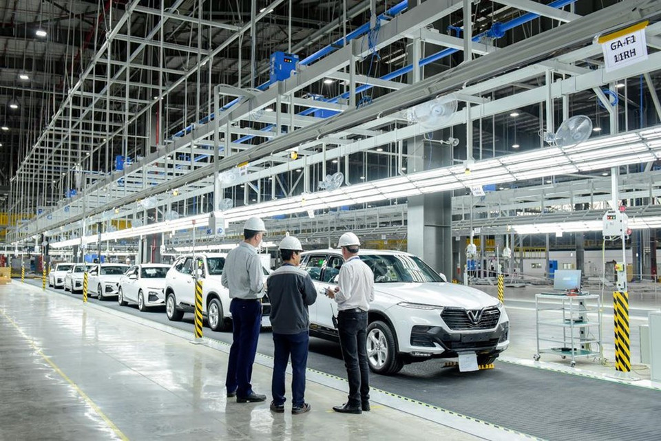 VinFast engineers check cars before transporting them to 14 countries for testing (Source: Vietnamplus)