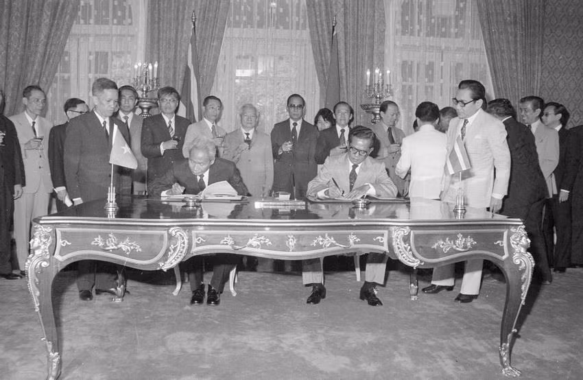 Prime Minister Kriangsak Chomanan and Prime Minister Pham Van Dong sign Vietnam – Thailand Joint Statement after their talks, Bangkok, September 10, 1978 (Photo: VNA)