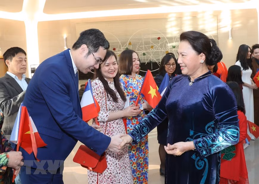 Representatives of Vietnamese community and Vietnamese Embassy in France welcome Chairwoman Nguyen Thi Kim Ngan (Photo: VNA)