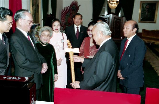 President Le Duc Anh pays an official visit to Indonesia, Jarkarta, April 1994 (Photo: VNA)