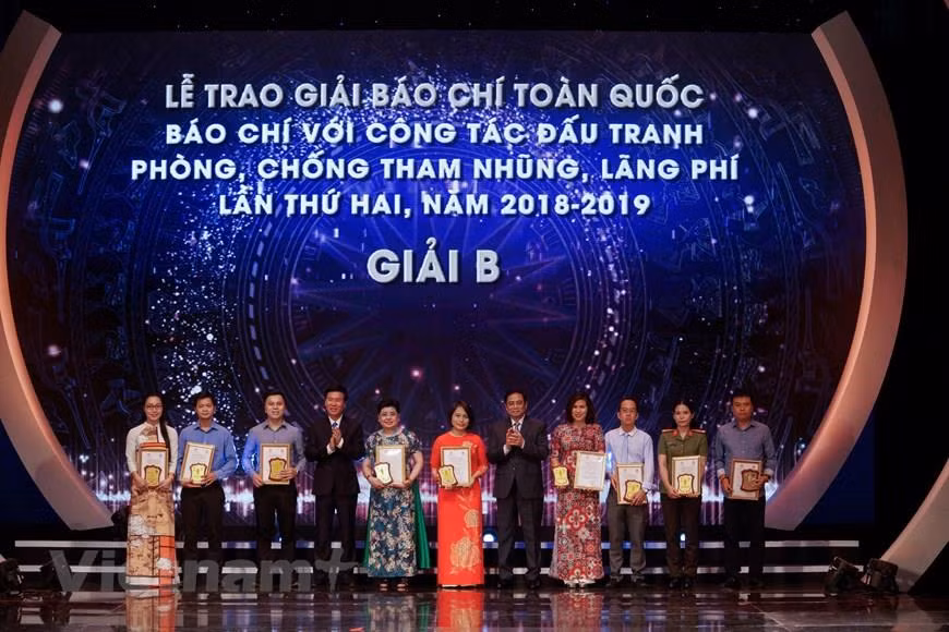 It is the second time the Vietnam Journalists’ Association has co-operated with the Central Committee of the Vietnam Fatherland Front to organise such a contest which aims to emphasise the role of the press in the anti-corruption movement (Photo: VNA)