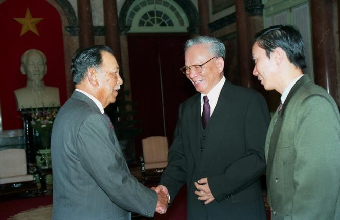 President Le Duc Anh welcomes and holds talks with King of Malaysia Tuanku Jaafar, Hanoi, December 19, 1995 (Photo: VNA)