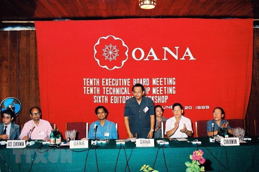 OANA President Handjojo Nitimihardjo delivers a speech at the opening ceremony of the 10th OANA Executive Board Meeting hosted by VNA in Hanoi from June 17-18, 1989 (Photo: VNA)