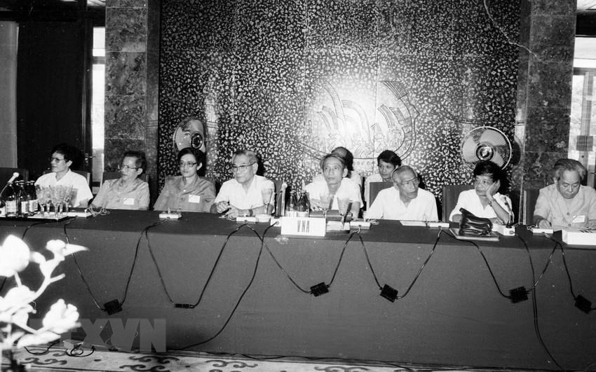 Host Vietnam News Agency delegation attends the 10th OANA Executive Board Meeting in Hanoi from June 17-18, 1989 (Photo: VNA)