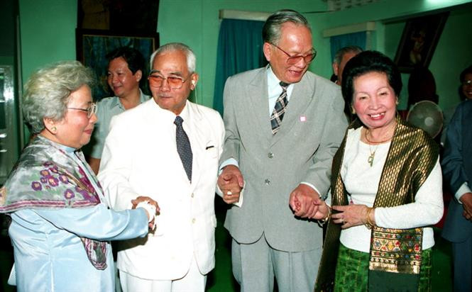 President Le Duc Anh and his spouse call on Souphanouvong, advisor to the Lao People’s Revolutionary Party Central Committee on the occasion of his official friendship visit to Laos, Vientiane, November 2, 1993 (Photo: VNA)