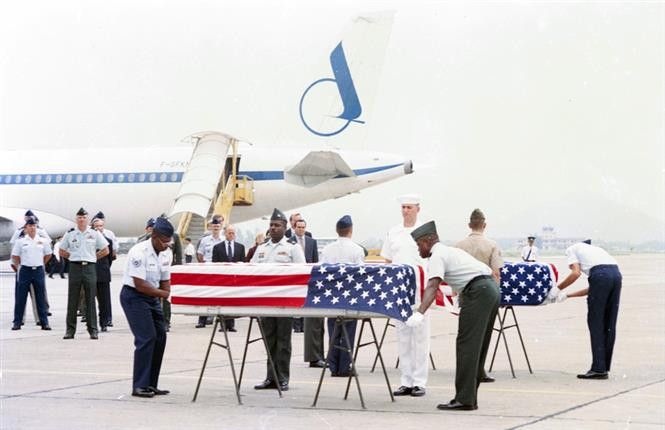 A set of 4 remains thought to belong to US soldiers missing in action (MIA) in Vietnam are repatriated at a ceremony at Noi Bai International Airport under the presence of US Secretary of State Warren Christopher, Hanoi, Aug. 5, 1995 (Photo: VNA) 